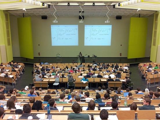 Einblick in einen Hörsaal der Universität.