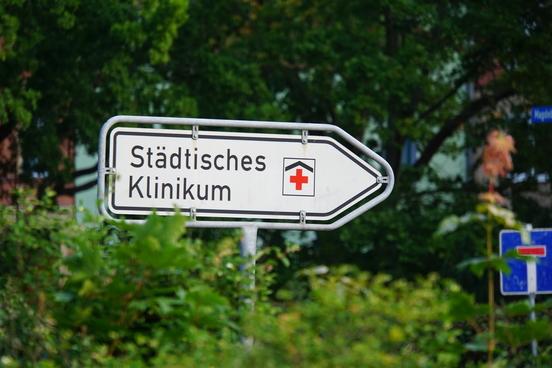 Straßen∙schild zum Städtischen Klinikum