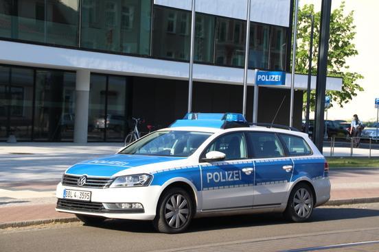 Ein Polizeiwagen steht vor der Polizeiwache