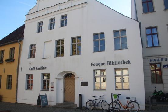 Die Fouqué-Bibliothek auf dem Altstädtischen Markt.